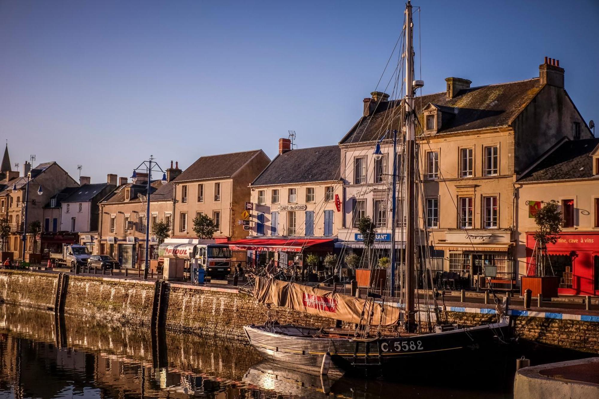 La Cle Des Champs Maison Plain Pied Spacieuse Lumineuse Bien Equipee, 3 Belles Chambres, Terrasse, Grand Jardin Clos, Parking, Pres De Bayeux Et Omaha Beach Tour-en-Bessin Exterior photo